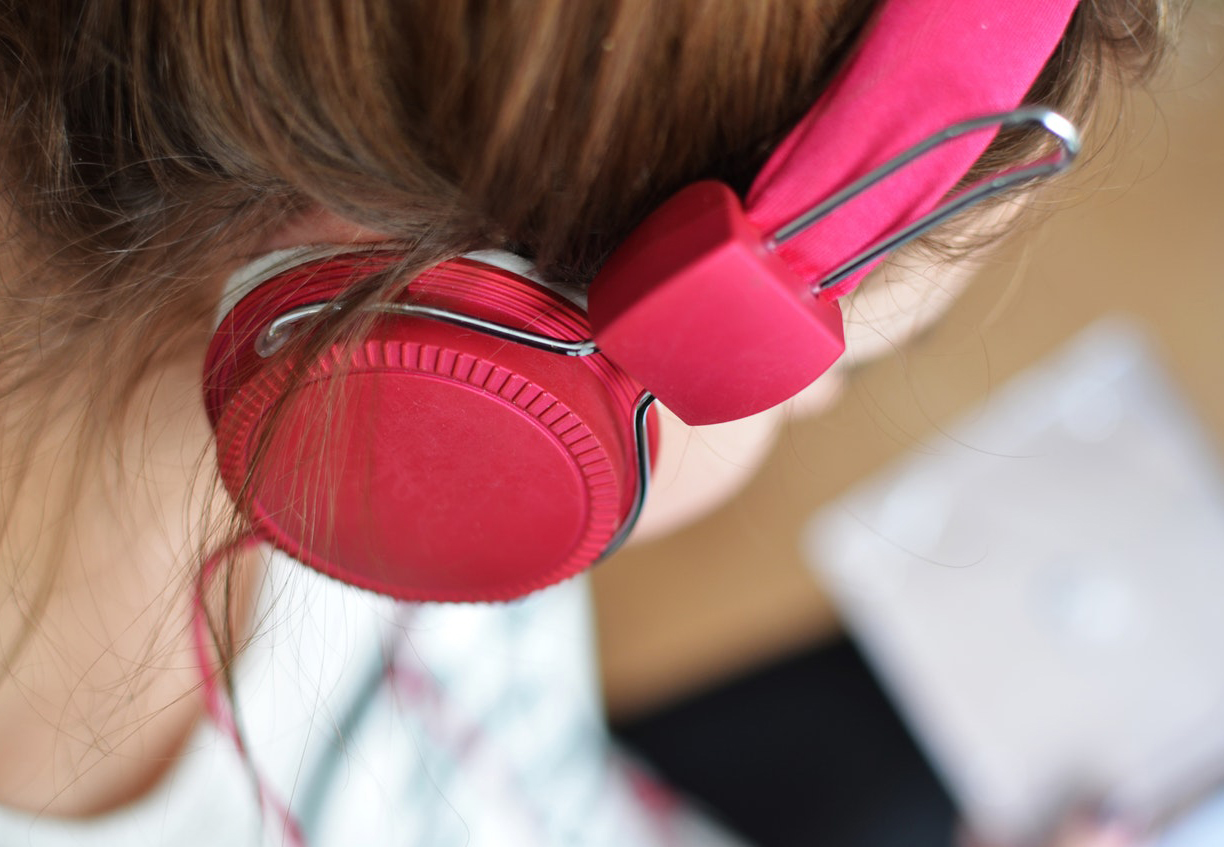 Hay auriculares que son menos dañinos para la salud auditiva?