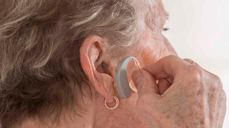 Audífonos en personas mayores